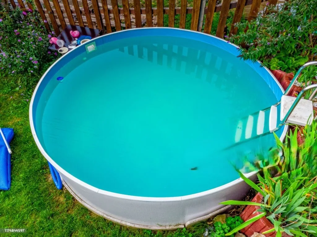 Solche Gartenschwimmbäder sind beliebt. Jedoch wird das Wasser, das oftmals Chlor oder Reste von Sonnencrème enthält, nicht immer korrekt entleert. Ein Garten mit Schwimmbad.